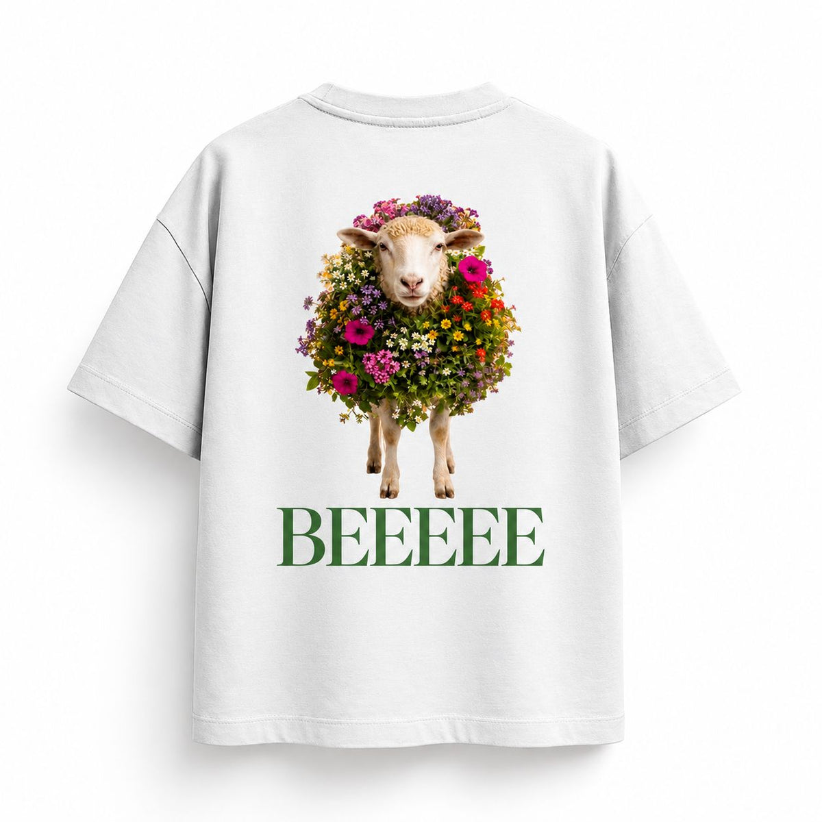Camiseta blanca de Maslana con una oveja cubierta de flores y la palabra BEEEEE estampadas en la espalda