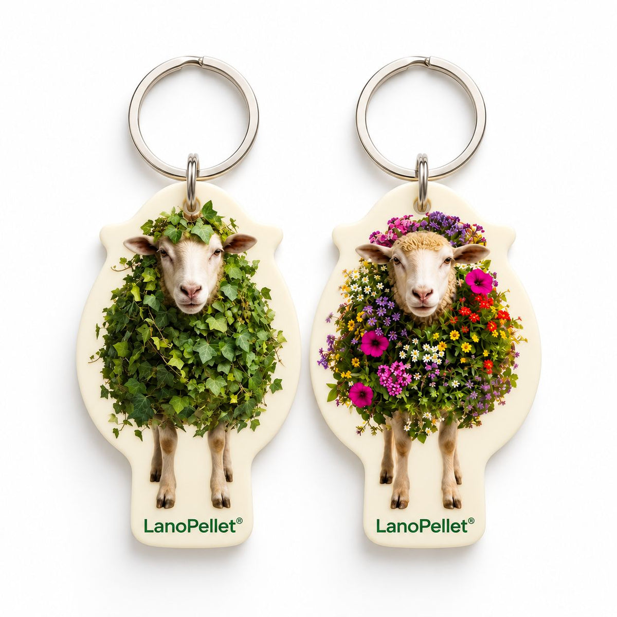 Dos llaveros con forma de oveja de LanoPellet®: uno con la oveja cubierta de hiedra y otro cubierta de flores