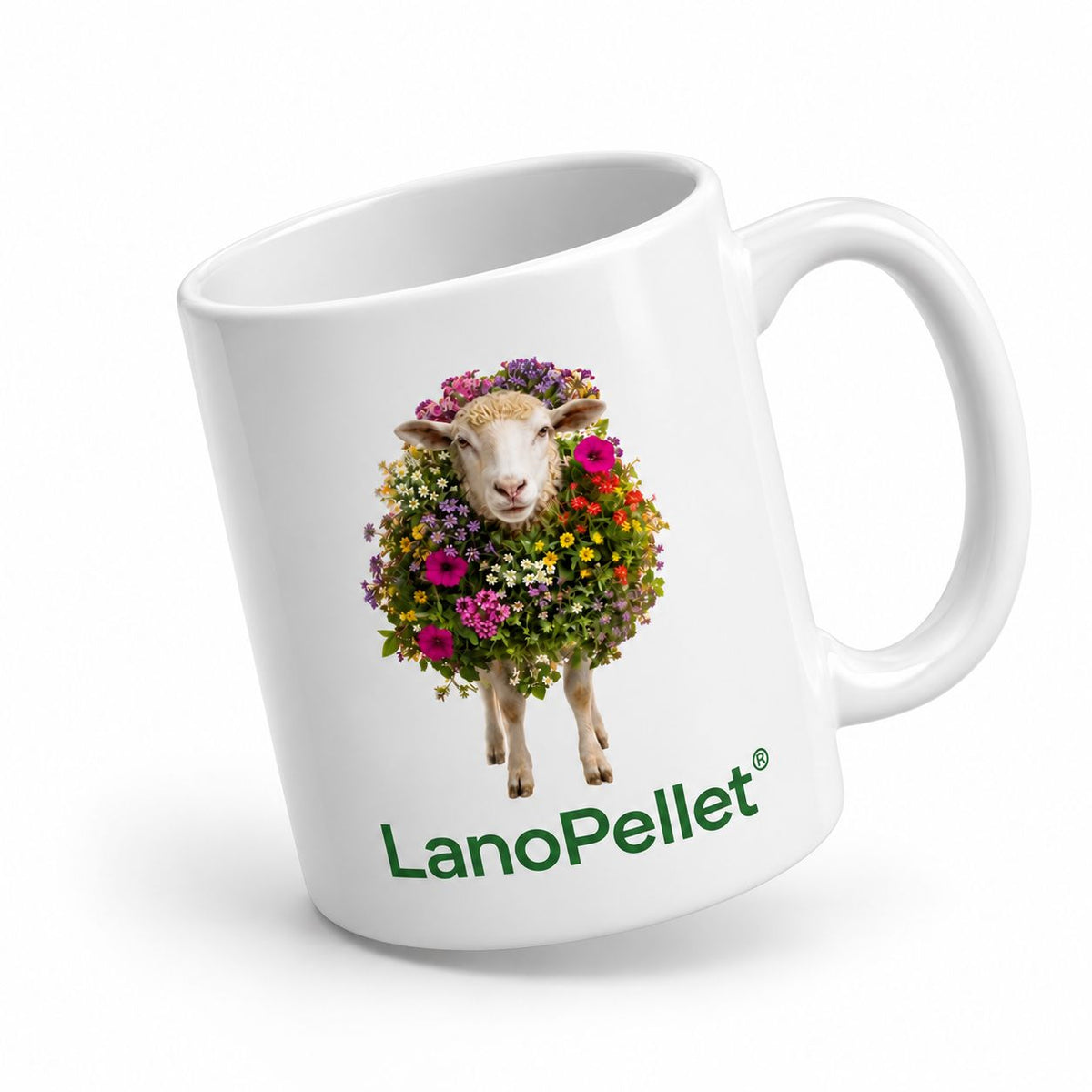 Taza blanca de LanoPellet® con una oveja cubierta de flores de colores y el logotipo en verde